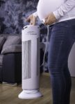 Purificatore d'aria Ionic-CARE, kterou drží těhotná žena, colore bianco perlato