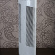 Purificatore d'aria Ionic-CARE, colore bianco perlato decorato con cristalli, con carta da parati decorativa sullo sfondo