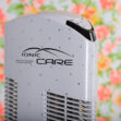 Purificatore d'aria Ionic-CARE in ambienti chiusi con sfondo floreale colorato, colore bianco con cristalli