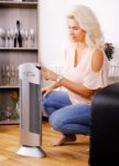 Purificatore d'aria Ionic-CARE, mladá žena přepíná výkonnové stupně, colore argento
