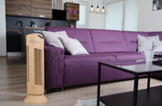 Purificatore d'aria Ionic-CARE in ambienti chiusi s fialovou pohovkou, finitura legno rovere