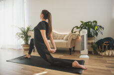 Purificatore d'aria Ionic-CARE v místnosti, dove si fa yoga, colore argento