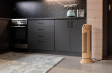 Purificatore d'aria Ionic-CARE vicino alla cucina grigio scuro , finitura legno rovere