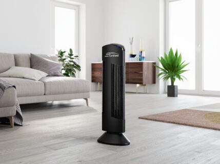 Purificatore Ionic-CARE nero in soggiorno.