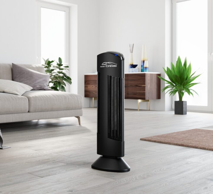 Purificatore Ionic-CARE nero in soggiorno.
