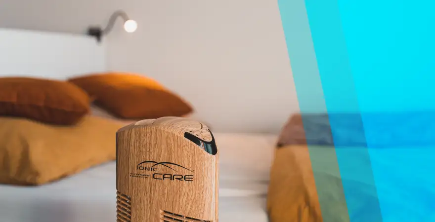 Detail čističky vzduchu Ionic-CARE v dekoru dřevo dub, v pozadí postel
