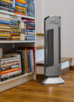 Purificatore d'aria Ionic-CARE in ambienti chiusi con grande libreria con decine di libri, colore argento
