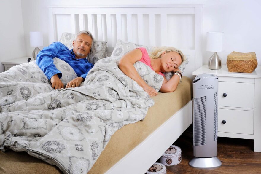 Coppia che dorme con il purificatore più silenzioso Ionic-CARE.