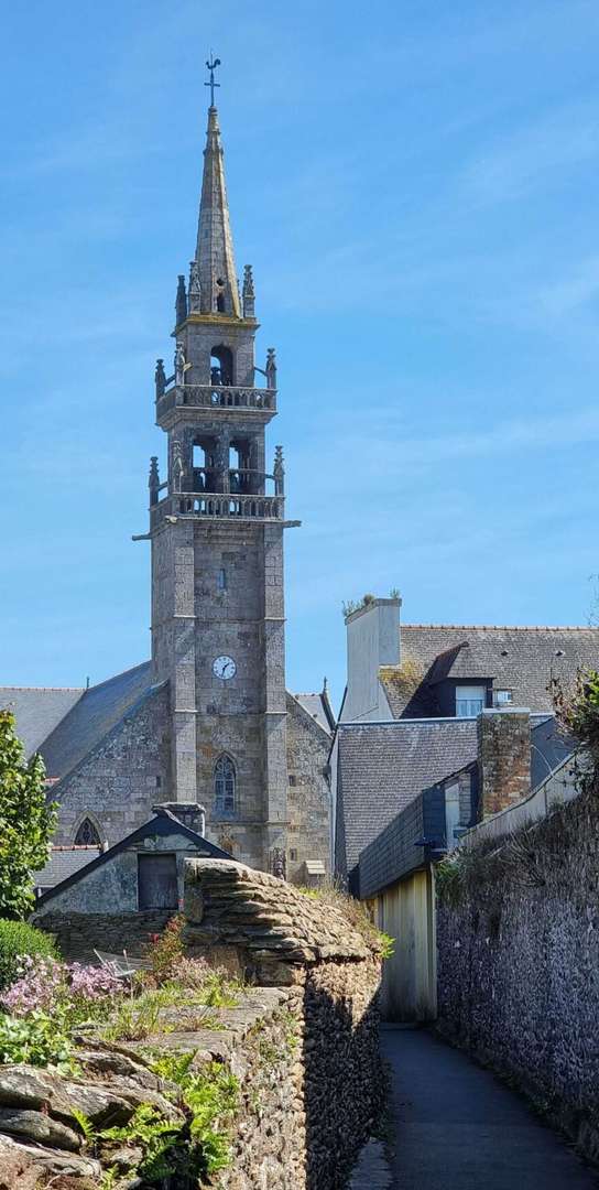 Vista della chiesa Sainte-Croix a Le Conquet in Francia.